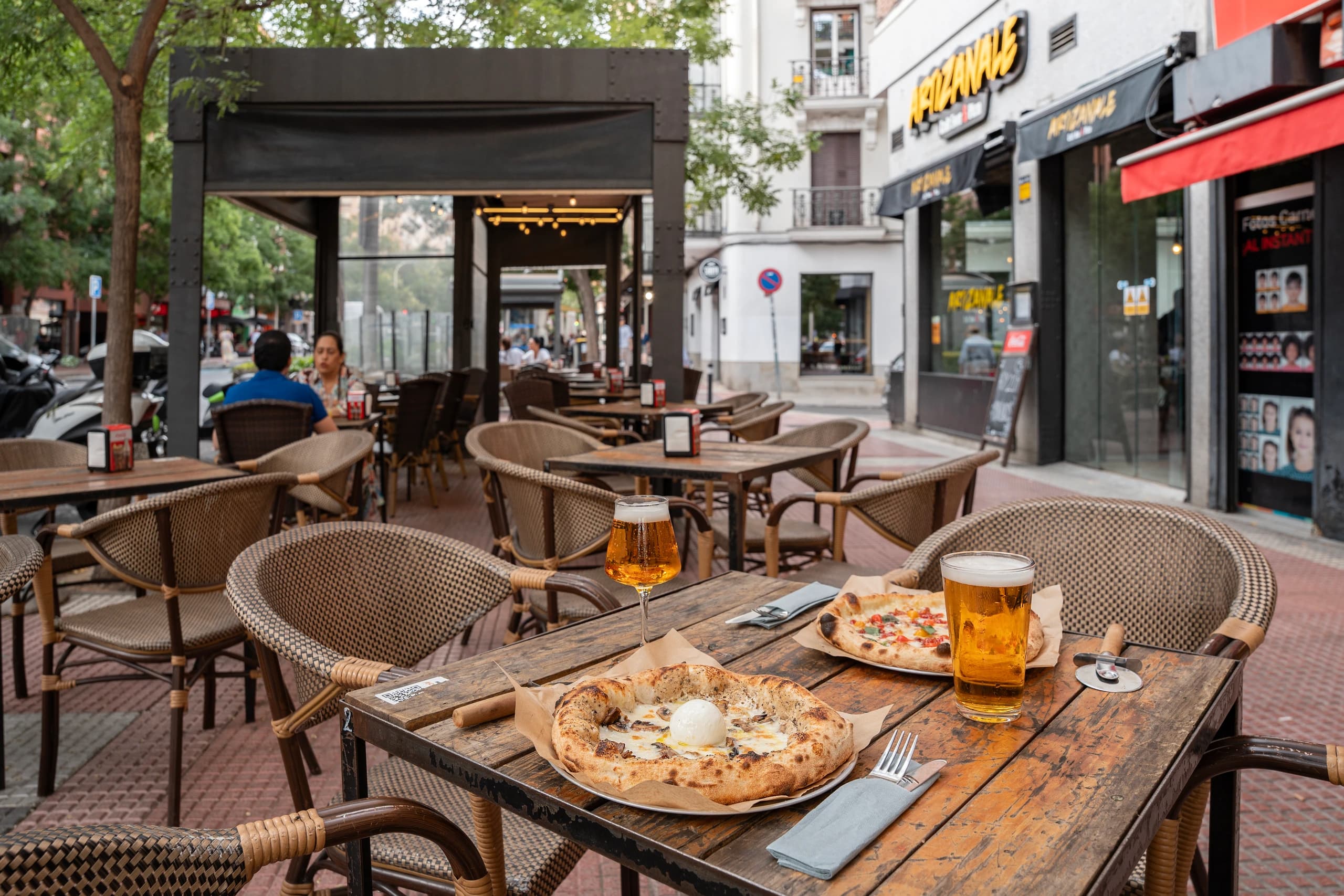 Terraza cubierta del restaurante con mesas y calefacción exterior